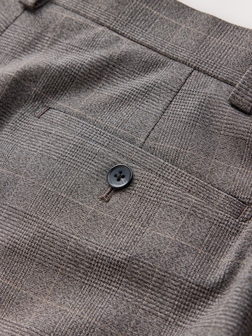 Slimfit Pantaloni con piega frontale 'Motionflex' di Next in marrone