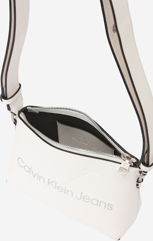 Calvin Klein Jeans Чанта с презрамки в бяло