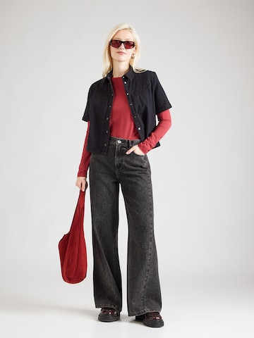 Tricou 'PCSIRENE' de la PIECES pe roșu