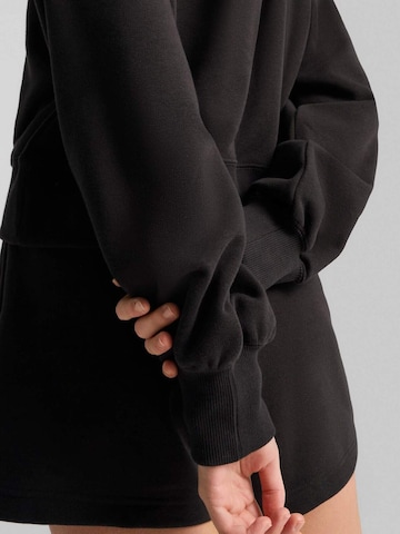 PUMA - Sudadera con cremallera 'Puma Wardrobe Ess Relaxed Cropped Hoodie Tr' en negro