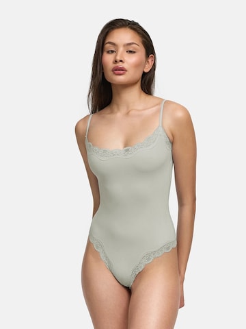 cfab (formerly creamy fabrics) Body 'Bodysuit String mit Lace' i grön: framsida