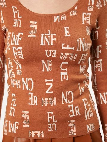 Influencer Pullover in Braun