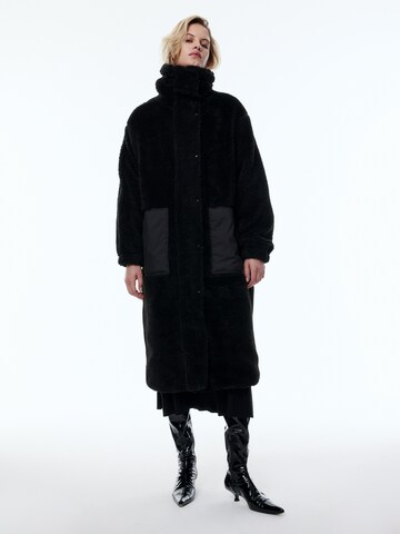 EDITED Płaszcz zimowy 'Jovi' w kolorze czarny: przód
