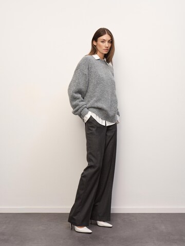 RÆRE by Lorena Rae Regular Hose Tall 'Fabrice' in Grau: Vorderseite