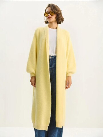 Cappotto in maglia di Bianco Lucci in giallo: frontale