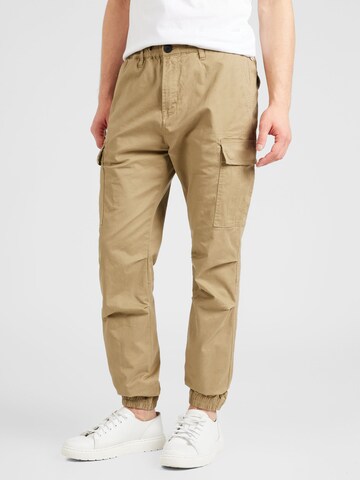 Vintage Industries Tapered Cargo Pants 'VINCE' in Green: front