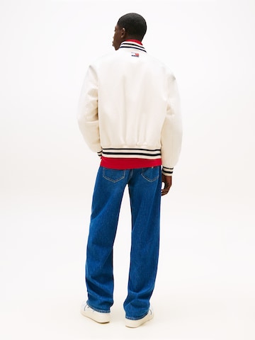 Tommy Jeans Overgangsjakke 'VARSITY' i beige