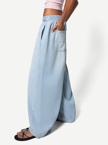 Bershka Baggy Džíny – modrá: přední strana
