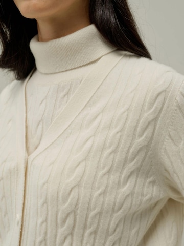 Lilysilk Strickjacke 'Strickjacke aus Baby-Kaschmir mit Zopfmuster'‌‌‌‌‌‌‌ in Weiß