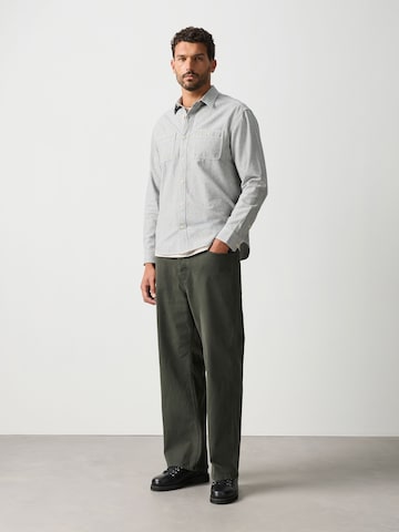Next - Ajuste regular Camisa en gris