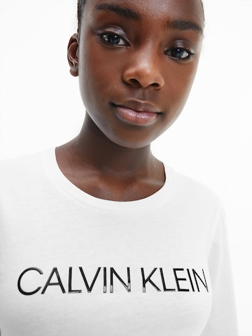 Calvin Klein Jeans قميص بلون أبيض