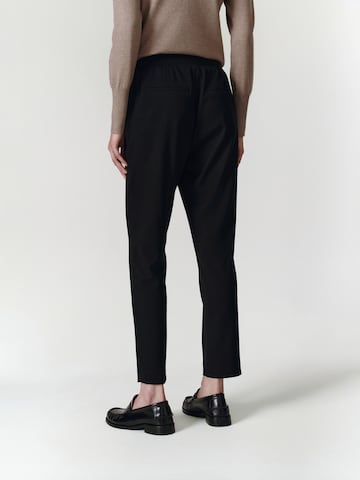 TATUUM - regular Pantalón en negro