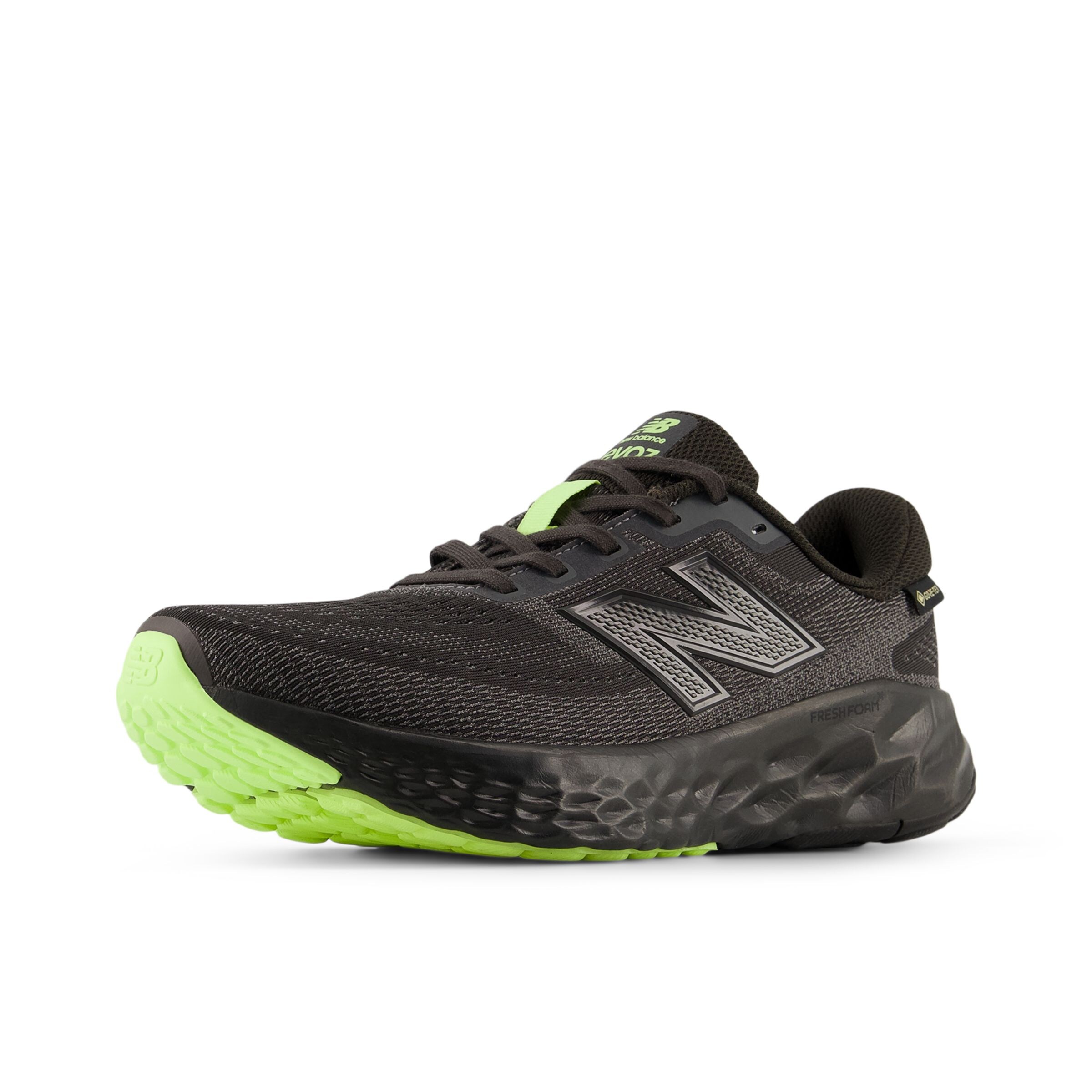 Chaussure de course new balance en noir : devant
