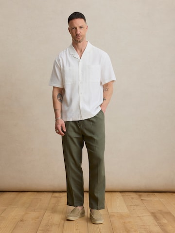 DAN FOX APPAREL Szabványos Ráncos nadrág 'Kadir' - zöld