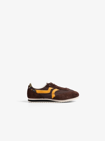 Scalpers Trainers in Brown: front