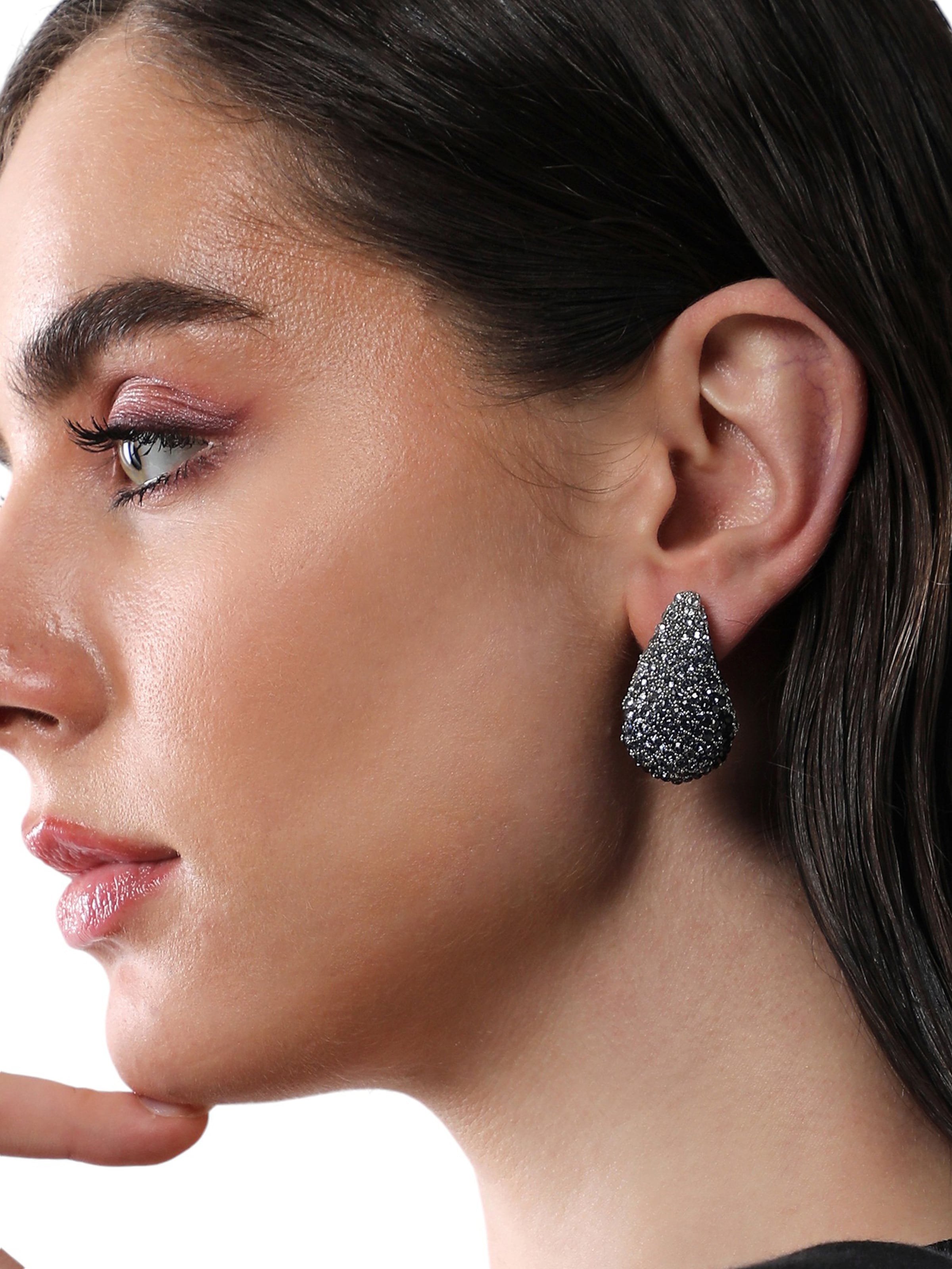 SOHI Örhängen ' Peony ' i silver: framsida