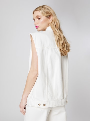 Gilet 'Ellen' Hoermanseder x About You en blanc