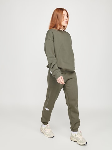 ABOUT YOU x VIAM Studio Sweatshirt 'Motivation' in Green