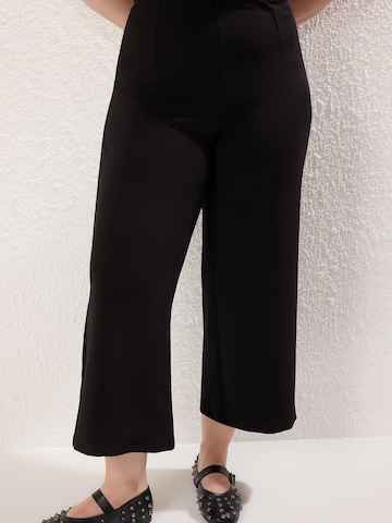 Trendyol Curve - Pierna ancha Pantalón plisado en negro: frente