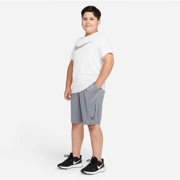 NIKE Regular Sportshorts in Grau