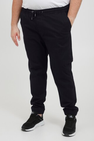 !Solid Chinohose 'BT THEREON' in Schwarz: front