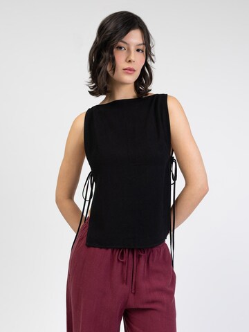BROKE + SCHÖN Top 'Top zum Binden aus Leinen-Mix' in Black: front