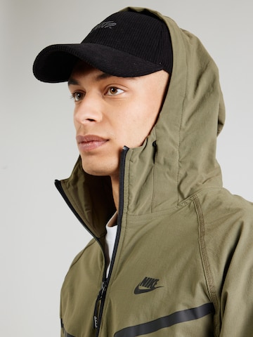 Nike Sportswear Kurtka przejściowa 'Tech' w kolorze zielony