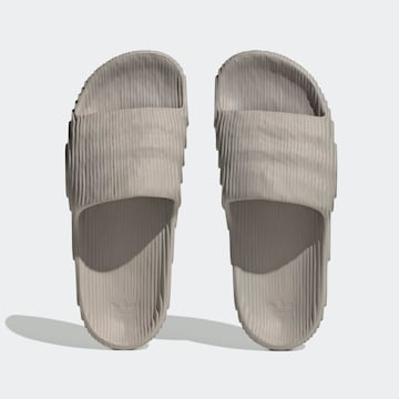 ADIDAS ORIGINALS - Sapato aberto 'Adilette 22' em castanho