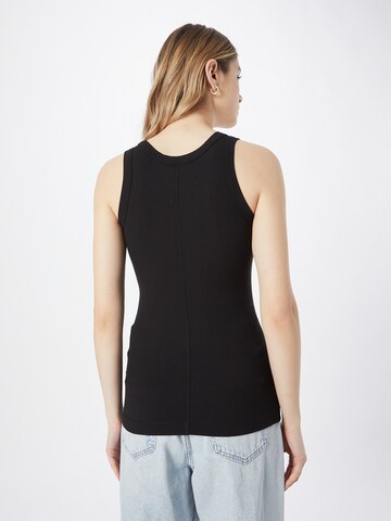 Top de la Calvin Klein pe negru