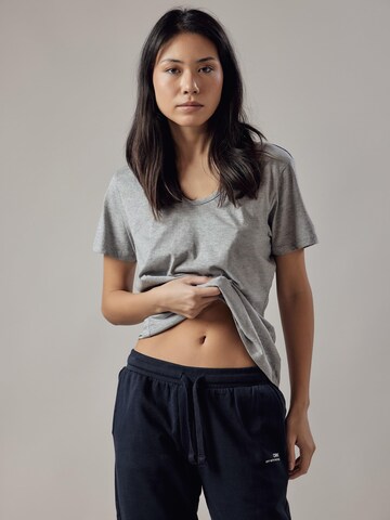 Maglietta 'T-Shirt Scollo Profondo' di OWN Off With Nature in grigio