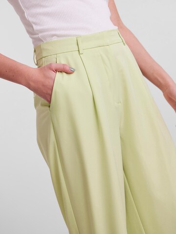 PIECES Regular Pleat-Front Pants in Green