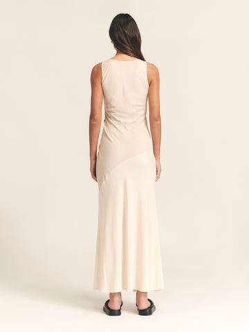 Rochie de la St MRLO pe bej: spate