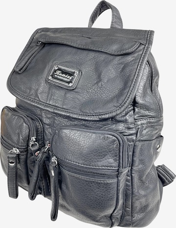 Kumixi Backpack in Black: front