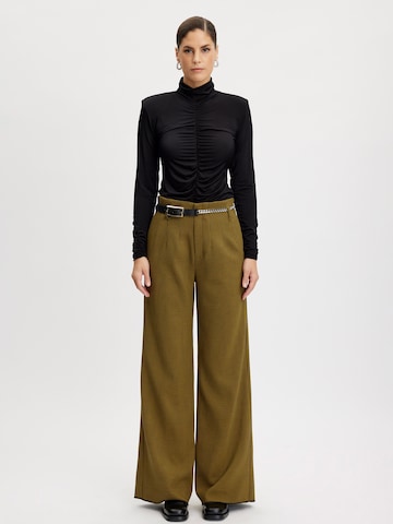 Wide leg Pantaloni con pieghe 'Fraya' di Gestuz in verde