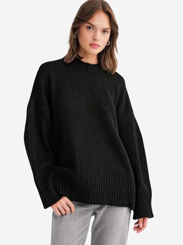 MixRay Sweater in Black: front