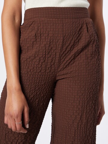 PIECES Regular Pleat-Front Pants 'SARAH' in Brown