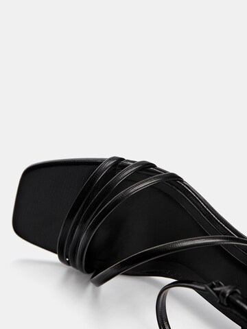 Pull&Bear Sandalen met riem in Zwart