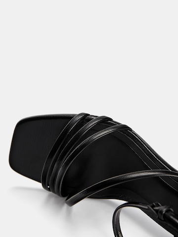 Pull&Bear Sandały z rzemykami w kolorze czarny