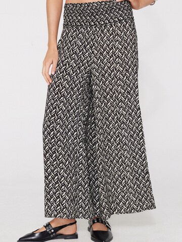Tezenis Wide leg Pants in Black: front