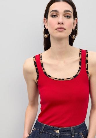 sarkans Lola Casademunt Topiņš