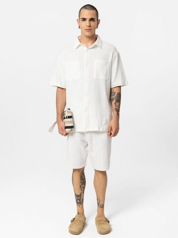 VAMOS CLO Comfort fit Button Up Shirt 'Moselle' in White