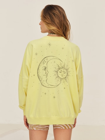 ABOUT YOU x Sofia Tsakiridou - Sweatshirt 'Tilda' em amarelo