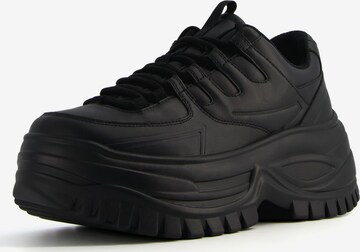 Bershka Sneakers in Black: front