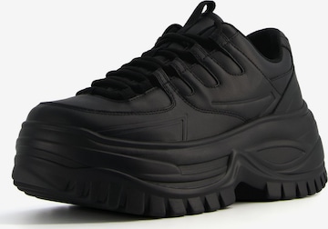 Sneaker low de la Bershka pe negru: față