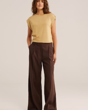 WE Fashion Футболка в Золотой