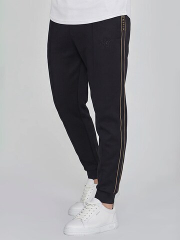 Coupe slim Pantalon SikSilk en noir : devant