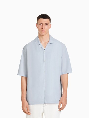 Bershka Comfort fit Button Up Shirt in Blue: front