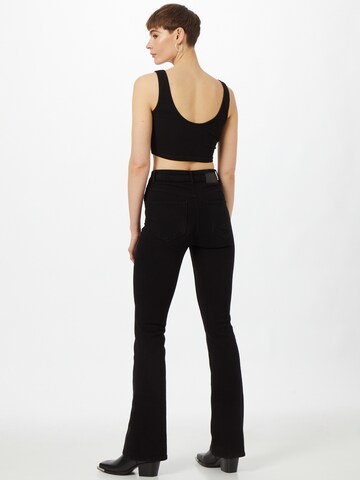 Evazați Jeans 'Peggy' de la PIECES pe negru