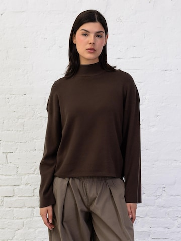 BROKE + SCHÖN Sweater in Brown: front