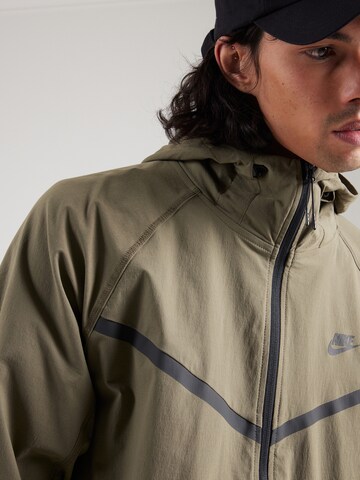 Giacca di mezza stagione 'Tech' di Nike Sportswear in verde